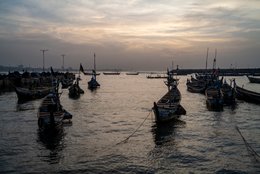 Accra;-Ghana;-Jamestown;-fishing-harbour;-Jamestown-harbour;-pirogue;-wooden-fishing-boat;-fishing-canoe;-sunrise;-golden-light;-artisanal-fishing;-fishing-community;-Gulf-of-Guinea;-West-Africa;-historic-district;-Sino-Ghanaian-cooperation;-maritime-infrastructure;-documentary-photography;-Kaleidos;-Kaleidos-images;-La-parole-à-limage;-Stories-Pictures;-Tarek-Charara